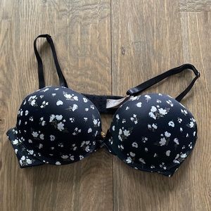 Daisy Fuentes black bra with white flowers